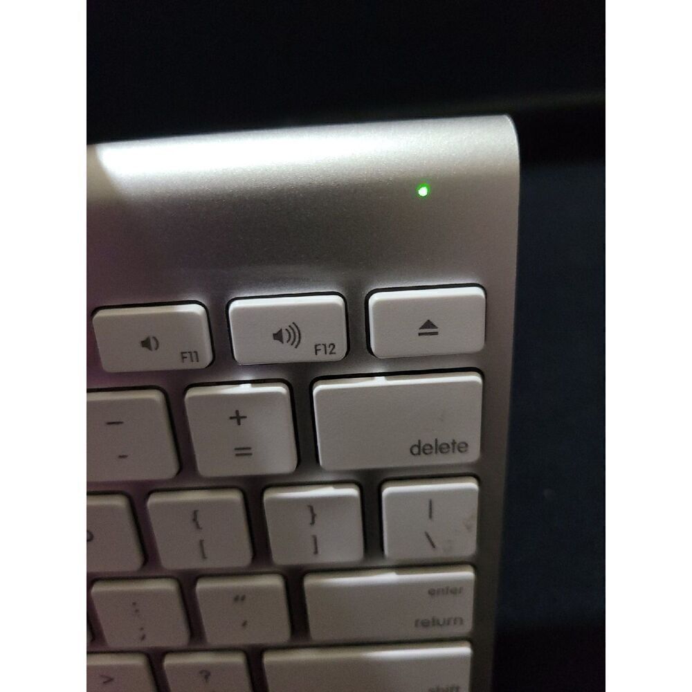 Apple Wireless Keyboard w/ Bluetooth - Picture 4 of 4